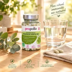 Prise matinale de gélules de propolis verte bio Propolia avec un verre d'eau pour stimuler le système immunitaire