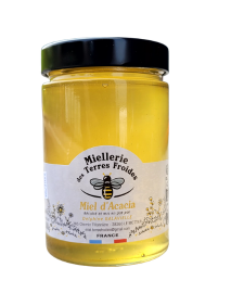 Miel d’acacia en pot avec étiquette “Miellerie Terres Froides” et abeille sur fond blanc